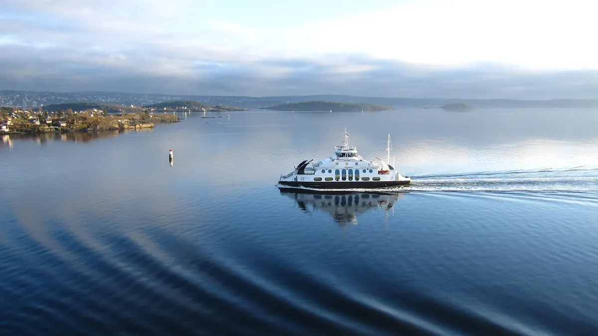 Färja på vattnet vid Oslo